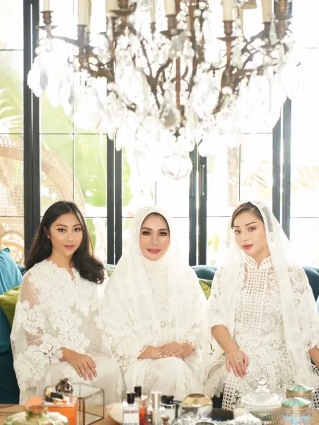 6 Potret Hangat Nikita Willy Bareng Adik dan Ibundanya, Selalu Kompak