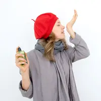 Selain kulit, serat pakaian dan helaian rambut juga bisa membantu aroma parfum bertahan lebih lama. Cobalah menyemprot sedikit parfum di pakaian atau di sisir sebelum merapikan rambut. (foto/dok: freepik/katemangostar)