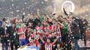 Para pemain Atletico Madrid melakukan selebrasi usai menjuarai Liga Europa 2017-2018 dengan mengalahkan Marseille pada laga final di Stadion Groupama, Lyon, Kamis (17/5/2018). Atletico Madrid menang 3-0 atas Marseille. (AP/Thibault Camus)
