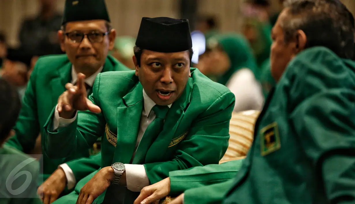 Ketua Fraksi PPP Munas Surabaya, Muhammad Romahurmuziy (kedua kiri) saat berbincang pada Mukernas ke-IV PPP di Jakarta, (24/2). Mukernas dihadiri oleh sejumlah elite parpol partai pendukung Presiden Jokowi. (Liputan6.com/Faizal Fanani)