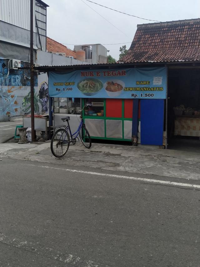 6 Spanduk Jualan Terinspirasi dari Penyanyi Ini Bikin Geleng Kepala