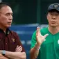 Pelatih kepala Timnas Indonesia U-20, Shin Tae-yong (kanan) berbincang dengan Ketua Umum PSSI, Mochamad Iriawan saat latihan persiapan Kualifikasi Piala Asia U-20 2023 yang berlangsung di Lapangan A Gelora Bung Karno, Jakarta, Selasa (30/08/2022). (Bola.com/Bagaskara Lazuardi)