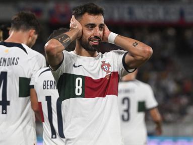 Timnas Portugal sukses mencuri tiga poin penuh setelah menang 1-0 atas tuan rumah Slovakia pada laga Grup J kualifikasi Euro 2024 di National Football Stadium, Bratislava, Slovakia, Sabtu (9/9/2023) dini hari WIB. Tak ada nama sang kapten Cristiano Ronaldo di daftar pencetak gol yang tampil mengecewakan dalam laga tersebut. Gol kemenangan tim berjuluk Seleccao das Quinas dicetak oleh Bruno Fernandes pada menit ke-43. Dengan hasil ini, Portugal masih bertengger di puncak klasemen Grup J dengan poin sempurna 15 dari hasil sapu bersih 5 kemenangan. (AFP/Vladimir Simicek)