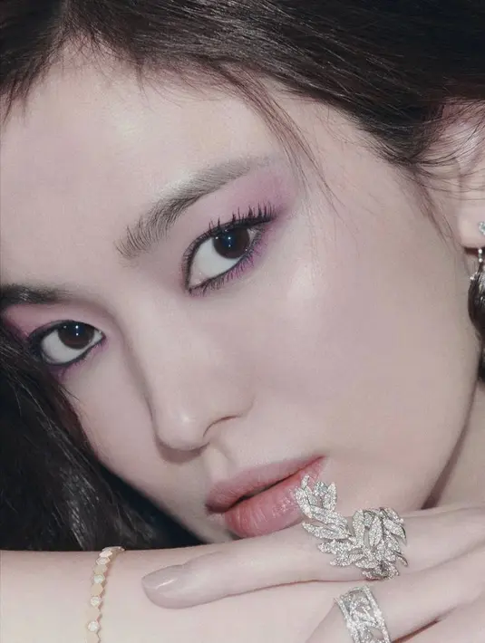 Eyeshadow pink dengan eyeliner atas bawah pun membuat mata Song Hye Kyo lebih hidup. Dengan hanya blush on tipisnya. Instagram @kyo1122