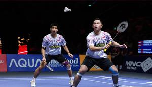 Pebulu tangkis ganda putra Sabar Karyaman Gutama/Moh Reza Pahlevi Isfahani kalah dari pasangan Korea Selatan Kim Won Ho/Seo Seung Jae di final Indonesia Open 2025.&nbsp;Sabar/Reza kalah rubber game 21-18, 19-21, dan 12-21 di Istora Senayan, Jakarta, Minggu (8/6).&nbsp;(foto: PBSI)