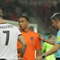 Wasit Undiano Mallenco mencoba menenangkan adu mulut antara bek Belanda, Kenny Tete, dengan pemain Austria, Marco Arnautovic. (Bola.com/Reza Khomaini)