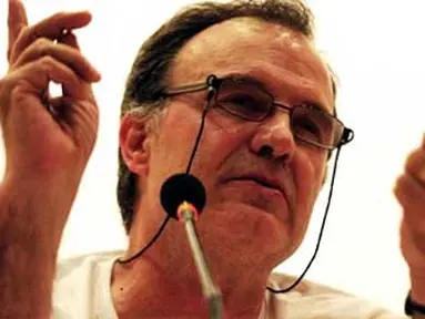 Pelatih Cile asal Argentina Marcelo Bielsa dalam konferensi pers di Santiago, 3 November 2010. Bielsa mengancam undur diri jika Harold Mayne Nicholls tidak kembali terpilih sebagai Presiden FFC. AFP PHOTO / Claudio SANTANA 