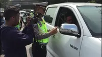 Polisi tilang kendaraan anggota DPR (Merdeka.com/Ronald)