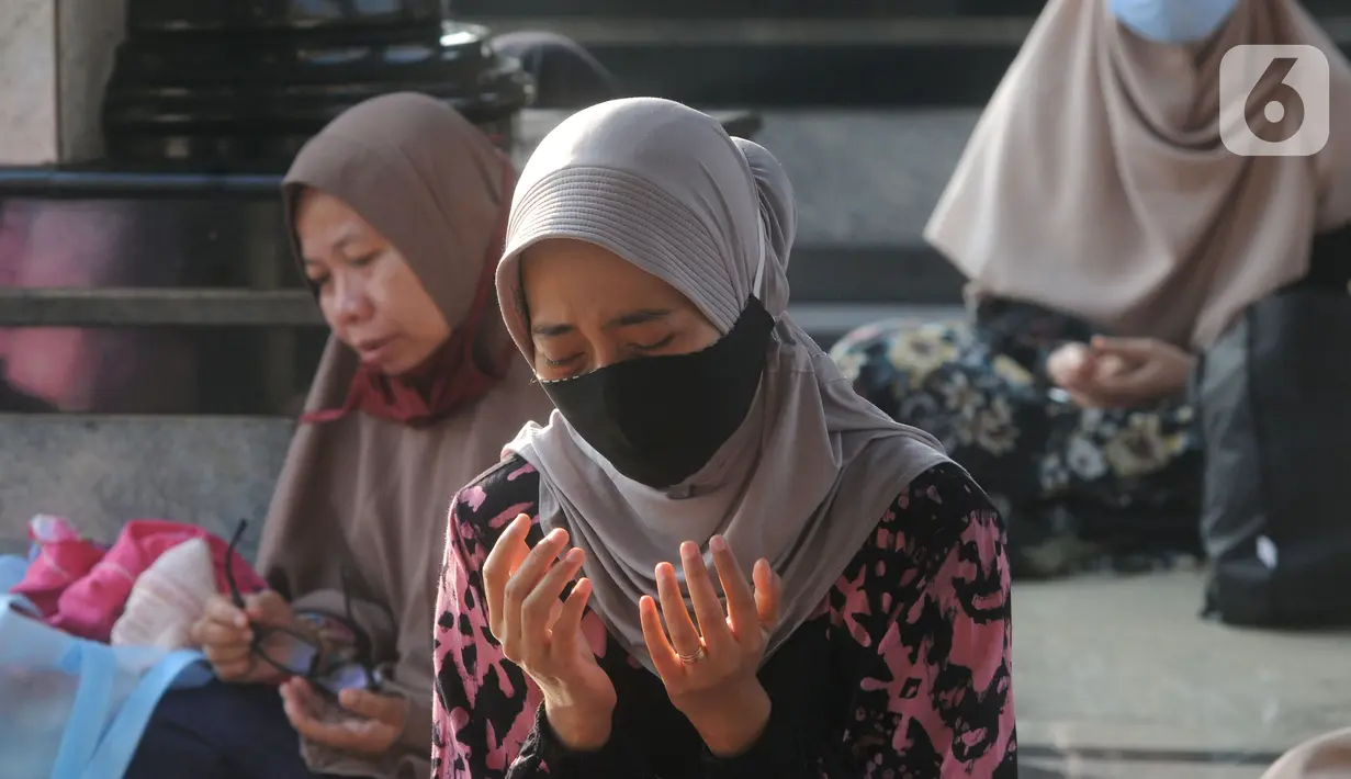 Umat Muslim berdoa saat sholat Idul Fitri di Masjid Kubah Emas, Depok, Jawa Barat, Kamis (13/5/2021). Hari ini seluruh umat Islam dunia merayakan Hari Raya Idulfitri 1442 Hijriah setelah menjalankan ibadah puasa satu bulan penuh di bulan suci Ramadhan. (merdeka.com/Arie Basuki)