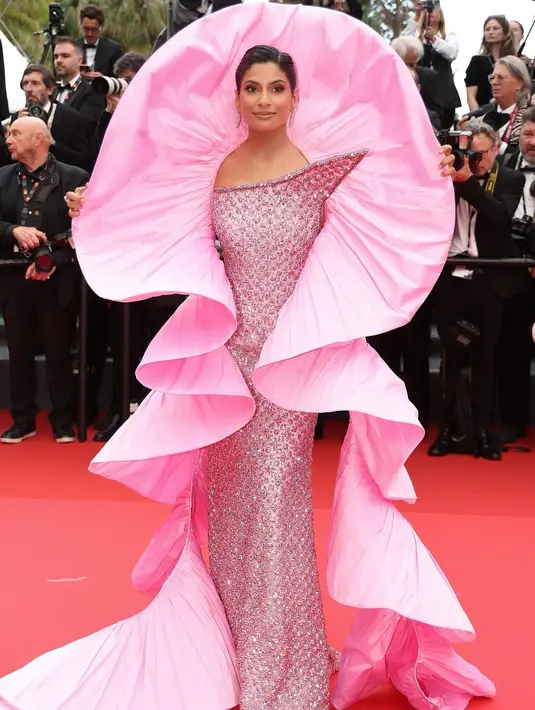 Influencer dan sosialita Farhana Bodi memilih gaun blush pink dari Atelier Zuhra yang penuh dengan ruffles skulptural. Meskipun memukau, siluet gaun ini dinilai berada di batas toleransi aturan baru. [@farhanabodi].