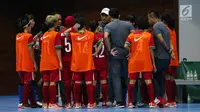 Pelatih timnas futsal putri Indonesia Andre Picessa Pratama memberika arahan saat berlaga melawan Thailand di SEA Games 2017 di Selangor,Malaysia, Jumat (25/8). Timnas futsal putri Indonesia bermain imbang dengan skor 2-2. (Liputan6.com/Faizal Fanani)