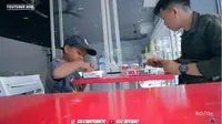 Reaksi Pemulung Cilik Saat Pertama Kali Makan Ayam KFC. foto: Youtube @EGO ADRIANO