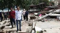 Presiden Joko Widodo atau Jokowi meninjau lokasi terdampak tsunami Selat Sunda di Carita, Banten, Senin (24/12). Menurut BNPB, korban tewas akibat tsunami Banten dan Lampung telah mencapai 281 orang. (Liputan6.com/Angga Yuniar)