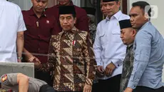 Presiden Republik Indonesia, Joko Widodo (Jokowi) saat melayat ke rumah duka Wakil Presiden RI ke-9 Hamzah Haz di Jalan Tegalan, Palmeriam, Matraman, Jakarta, Rabu (24/7/2024). (Liputan6.com/Angga Yuniar)