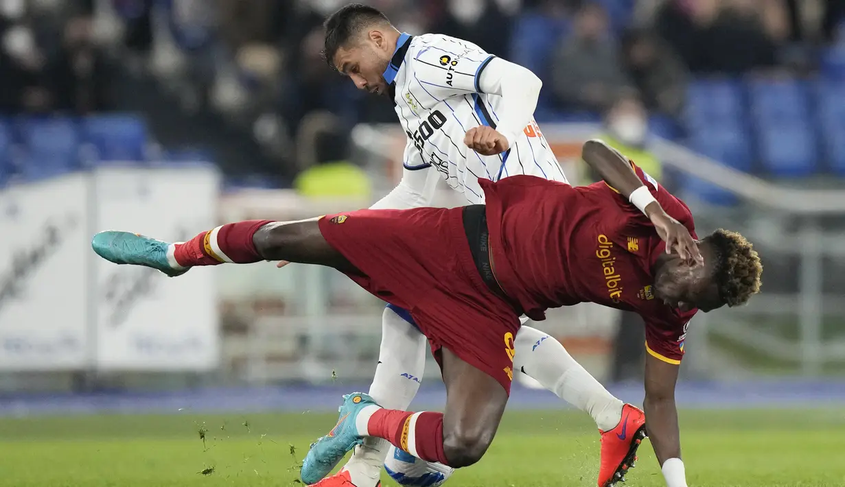 Pemain Atalanta Jose Luis Palomino (kiri) berebut bola dengan pemain Roma Tammy Abraham pada pertandingan sepak bola Liga Italia di Olympic Stadium, Roma, Italia, 5 Maret 2022. Roma menang 1-0. (AP Photo/Andrew Medichini)