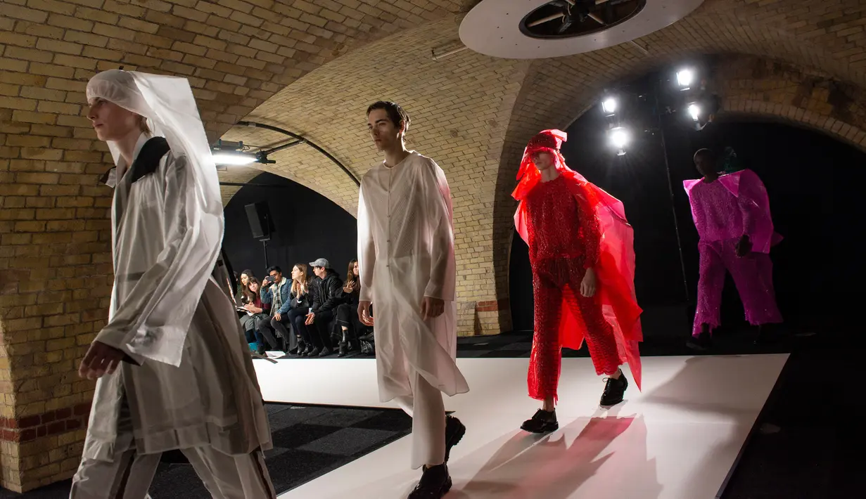 Model membawakan busana kreasi dari perancang Inggris, Craig Green selama gelaran London Fashion Week Men's di London pada 7 Januari 2019. Craig Green menampilkan busana warna-warni berbahan plastik minyak dengan pola yang rumit. (NIKLAS HALLE'N/AFP)
