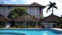 Seorang pekerja membersihkan kolam renang sebuah hotel saat Pemberlakuan Pembatasan Kegiatan Masyarakat (PPKM) Level 3 di Kuta, Badung, Bali, Jumat (23/7/2021). PPKM Level 3 di Bali berlaku hingga 25 Juli mendatang. (SONNY TUMBELAKA/AFP)