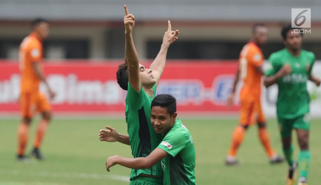 Bek Bhayangkara FC, Otavio Dutra mengangkat tangan merayakan gol ke gawang Borneo FC pada lanjutan Liga 1 Indonesia di Stadion Patriot Candrabhaga, Bekasi, Rabu (20/9). Laga dimenangkan Bhayangkara FC 2-1. (Liputan6.com/Helmi Fithriansyah)