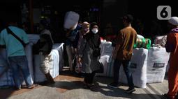 Aktivitas pekerja di Pasar Tanah Abang, Jakarta, (28/3/2022). Sepekan menjalang bulan suci Ramadan, Pasar Tanah Abang mulai dipadati pembeli yang hendak berbelanja untuk kebutuhan bulan puasa. (Liputan6.com/Herman Zakharia)