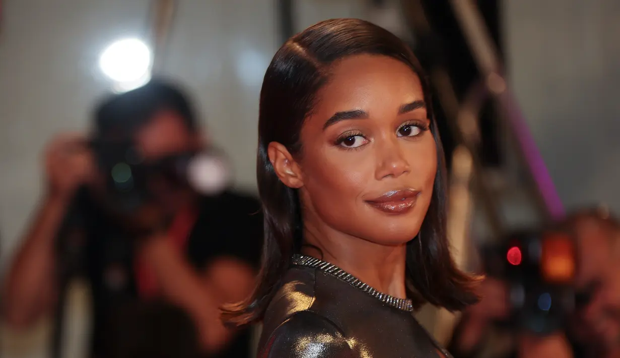 Laura Harrier berpose untuk fotografer setibanya pada pemutaran perdana film 'The Whale' dalam Venice Film Festival edisi ke-79 di Venesia, Italia, 4 September 2022. Laura menambahkan eyeshadow metalik yang pas dan bibir nude yang mengkilap. (Photo by Joel C. Ryan/Invision/AP)