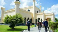 Gubernur Riau Syamsuar berkunjung ke Istana Siak sebagai destinasi wisata di Riau. (Liputan6.com/Istimewa)