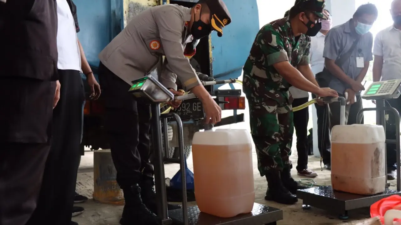 Kapolres Bojonegoro AKBP Muhammad mengecek pasokan minyak goreng curah di pasar. (Dian Kurniawan/Liputan6.com)
