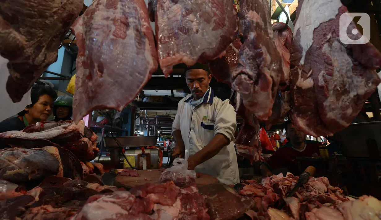 Pedagang daging sapi melayani pembeli di Pasar Perumnas, Jakarta, Selasa (19/1/2021). Pedagang daging sapi akan mogok jualan mulai 20 Januari 2021 sampai tiga hari ke depan. (merdeka.com/Imam Buhori)