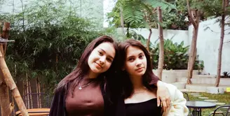 Di usia yang masih 15 tahun, Richelle Skornicki, adik dari aktris Sandrinna Michelle sudah menunjukkan gaya berpakaian yang chic dan stylish. [@chelle.gs].