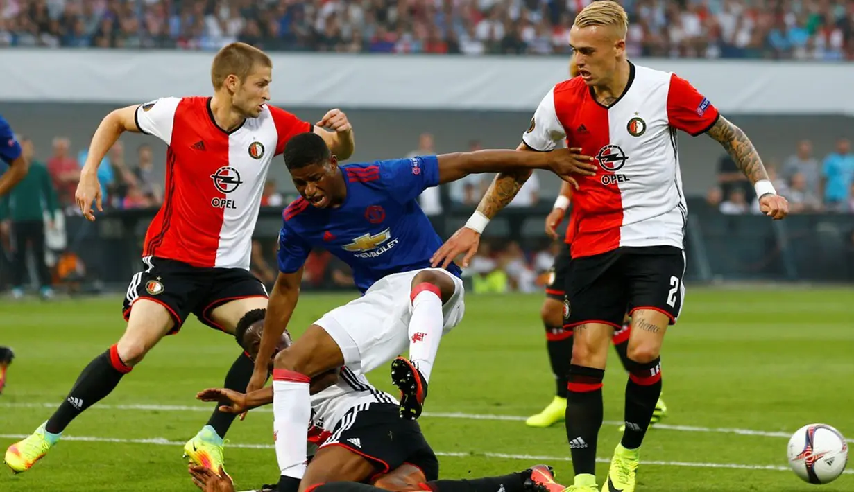 Pemain Feyenoord menghadang pergerakan pemain MU, Marcus Rashford, pada matchday pertama Grup A Liga Europa, di Stadion Feijenoord, Rotterdam, Jumat (16/9/2016) dini hari WIB. (Reuters/Michael Koorens)