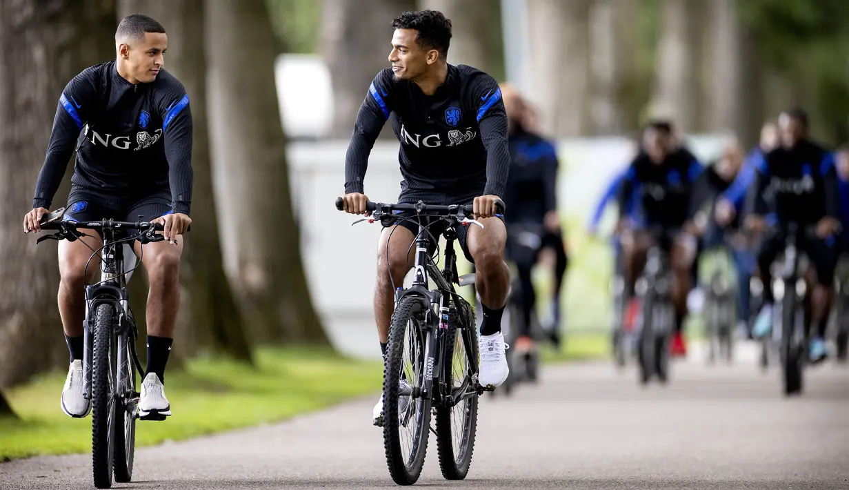 Pemain Timnas Belanda, Mohamed Ihattaren dan Owen Wijndal, bersepeda saat sesi latihan jelang laga UEFA Nations League di Zeist, Belanda, Selasa (1/9/2020). Belanda akan berhadapan dengan Polandia. (Photo by Koen van Weel / ANP / AFP)