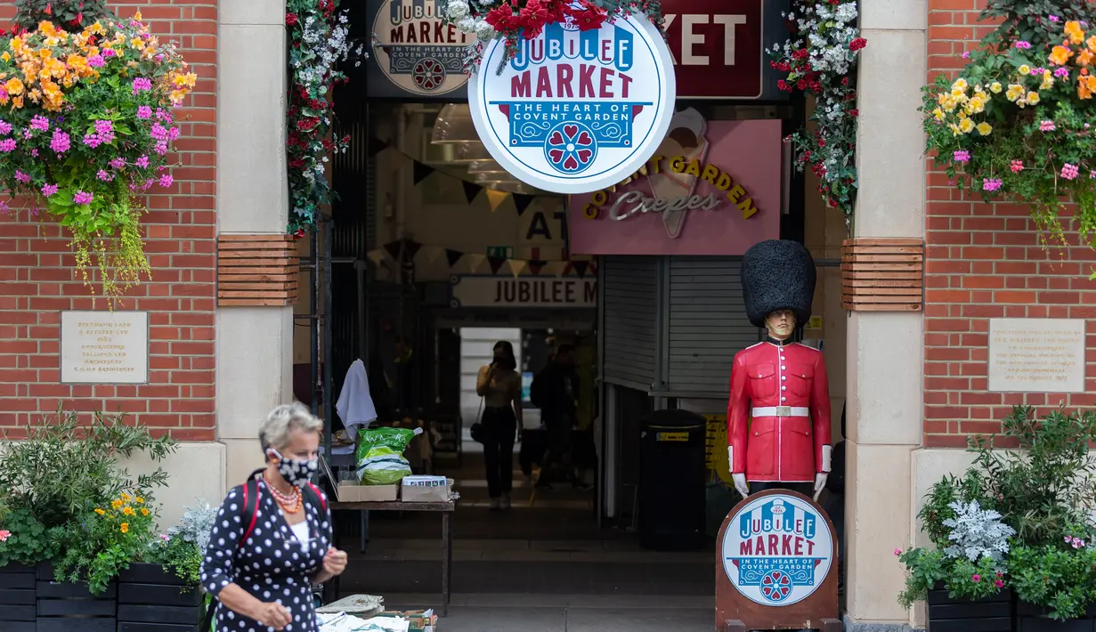 Seorang perempuan yang mengenakan masker berjalan melewati Pasar Jubilee di London, Inggris, pada 21 September 2020. Menteri Kesehatan Matt Hancock pada Minggu (20/9) mengatakan Inggris sedang menghadapi "titik kritis" terkait pandemi corona COVID-19. (Xinhua/Han Yan)