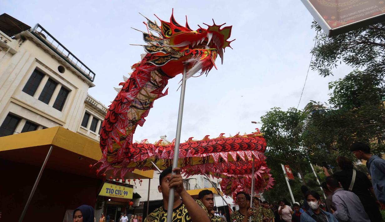 Acara tersebut dipusatkan di Pancoran Chinatown Point Mall, Jakarta, Selasa 3 Maret 2026. Tampak dalam foto, penari liong saat tampil pada puncak perayaan Cap Go Meh di kawasan Pancoran Chinatown Point Mall, Jakarta, Selasa 3 Maret 2026. (Kapanlagi.com/Budy Santoso)