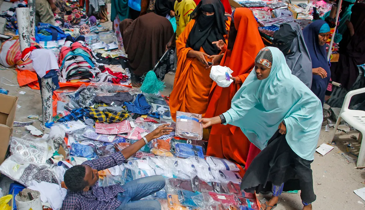Orang-orang berbelanja di pasar jalanan sebagai persiapan untuk Hari Raya Idul Fitri di Mogadishu, Somalia, (19/5/2020). Konflik dan kemiskinan selama bertahun-tahun membuat Somalia tidak siap menangani krisis kesehatan seperti pandemi coronavirus. (AP Photo/Farah Abdi Warsameh)
