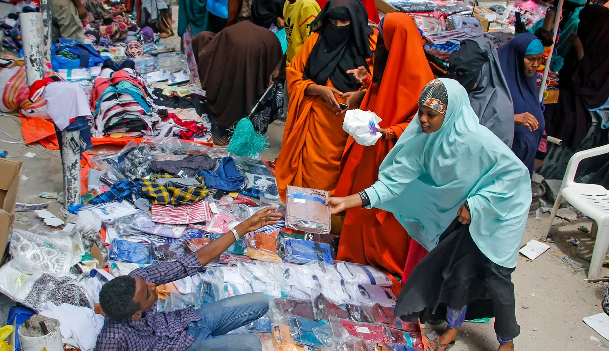 Orang-orang berbelanja di pasar jalanan sebagai persiapan untuk Hari Raya Idul Fitri di Mogadishu, Somalia, (19/5/2020). Konflik dan kemiskinan selama bertahun-tahun membuat Somalia tidak siap menangani krisis kesehatan seperti pandemi coronavirus. (AP Photo/Farah Abdi Warsameh)
