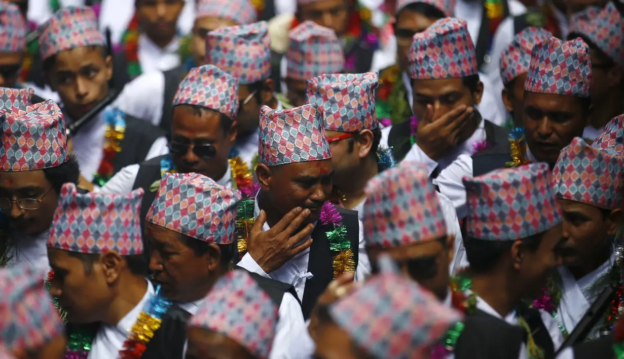 Umat Buddha Nepal mengunakan pakaian tradisional saat festival cahaya atau disebut Neku Jatra-Mataya di Lalitpur, Nepal (31/8/2015). Umat Buddha Nepal memperingati hari kemenangan Buddha Sakyamuni terhadap mahluk bernama Mara. (REUTERS/Navesh Chitrakar)