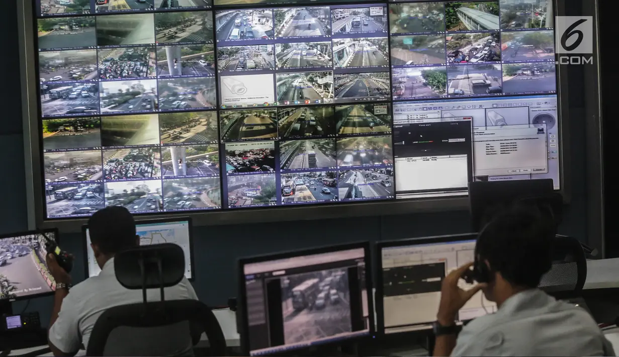 Petugas memantau monitor CCTV berpengeras suara di ruang Network Operation Center (NOC) UP SPLL Dishub DKI Jakarta, Kamis (5/10). Disbub DKI mengelola 150 CCTV dan memiliki 14 CCTV yang dipantau dan digunakan bersuara. (Liputan6.com/Faizal Fanani)