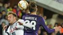 Pemain Tottenham Hotspur, Christian Eriksen (kiri), duel dengan pemain Fiorentina, Marcos Alonso Mendoza, dalam leg pertama babak 32 besar Liga Europa di Stadion Artemio Franchi, Italia, Jumat (19/2/2016) dini hari WIB. (AFP/Andreas Solaro)