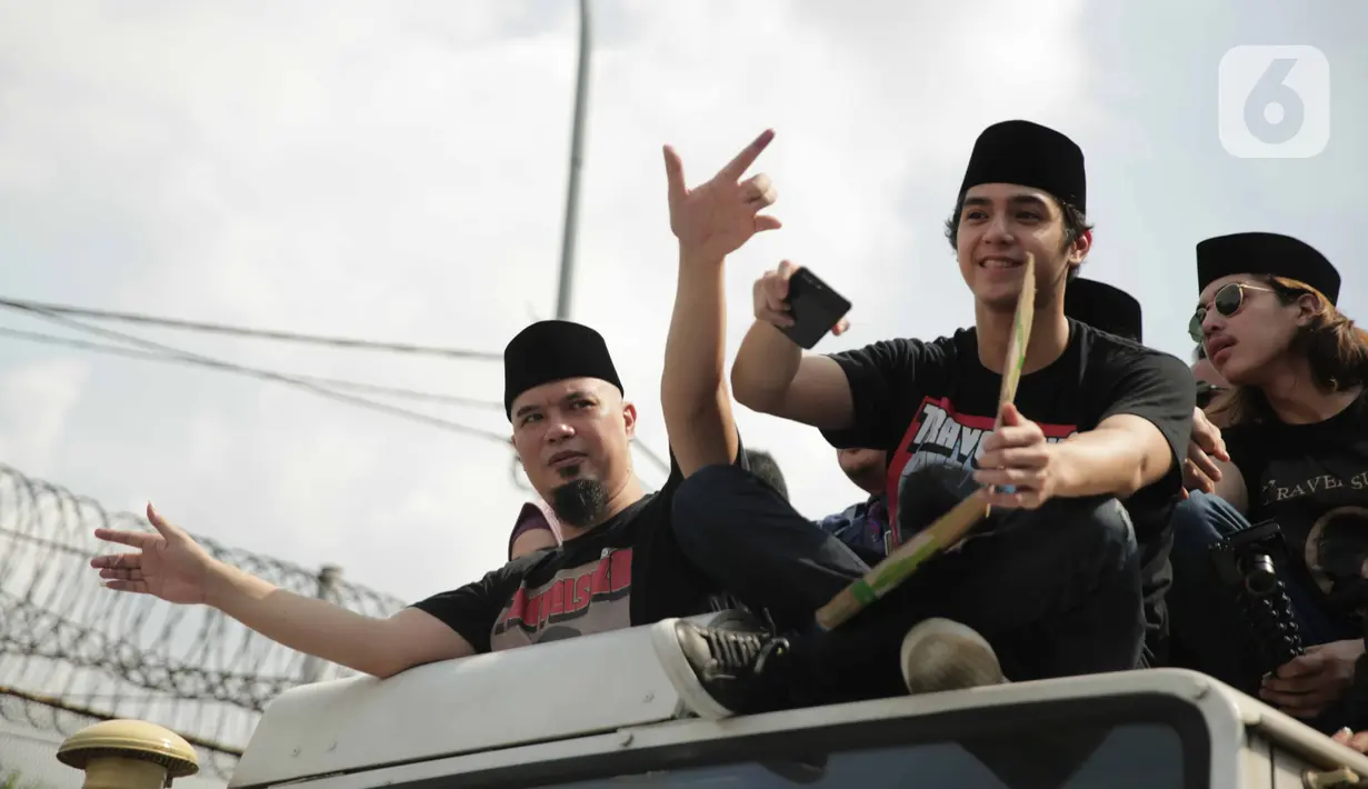 Musikus Ahmad Dhani menaiki mobil komando setelah bebas dari LP Cipinang, Jakarta Timur, Senin (30/12/2019). Ahmad Dhani dijemput sang istri Mulan Jameela dan ketiga anaknya yakni Al Ghazali (Al), Abdul Qodir Jaelani (Dul) dan Ahmad El Jallaludin Rumi (El. (Liputan6.com/Faizal Fanani)