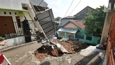 Kondisi rumah yang rusak akibat longsor di Perumahan Pesona Kalisari, Pasar Rebo, Jakarta, Selasa (27/11). Intensitas hujan yang tinggi mengakibatkan sebidang tanah di wilayah tersebut longsor. (Liputan6.com/Herman Zakharia)