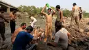 Sejumlah orang terlihat mandi di sungai saat cuaca panas yang ekstrem di Islamabad, Pakistan, (23/6/2015). Gelombang panas membuat warga Pakistan tak bisa jauh dari air untuk bertahan hidup. (REUTERS/Faisal Mahmood)