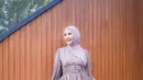 Pilih dress dengan material silk untuk kesan simpel tapi berkelas dan padukan dengan hijab segi empat warna senada. (Instagram/daraarafah).