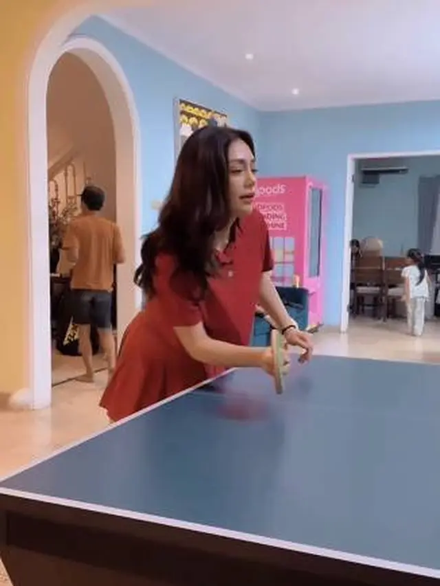 7 Potret Celine Evangelista Main Tenis Meja Bareng Ariel Noah, Tuai Banyak Sorotan