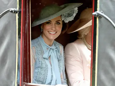 Duchess of Cambridge Kate Middleton saat menghadiri ajang pacuan kuda Royal Ascot di Ascot, Inggris, Selasa (18/6/2019). Kate tampil cantik dengan mengenakan topi atau fascinator motif bunga berwarna biru muda. (Steve Parsons/PA via AP)