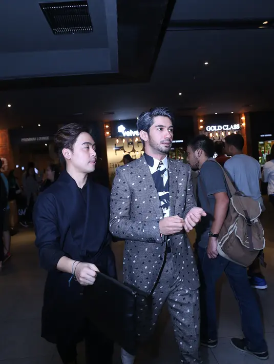 "Karena kami udah mengenal satu sama lain gimana kerja. Kita udah ga mikirin karakternya. Udah sibuk sama gimana karakter masing-masing. Sibuk sama karakter dan readingnya sampai syuting banyak proses,"tukas Reza. (Nurwahyunan/Bintang.com)