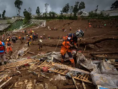 Tim penyelamat mencari korban tanah longsor di Desa Pasirlangu, Kecamatan Cisarua, Kabupaten Bandung Barat, Jawa Barat pada Minggu 25 Januari 2026. Jumlah korban meninggal dunia akibat bencana longsor di Desa Pasirlangu, Kecamatan Cisarua, Kabupaten Bandung Barat, bertambah. (Timur Matahari/AFP)
