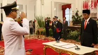 Anies Baswedan memberi hormat kepada Presiden Jokowi saat pelantikan Gubernur dan Wakil Gubernur DKI Jakarta periode 2017-2022 di Istana Negara, Jakarta, Senin (16/10). (Liputan6.com/Angga Yuniar)