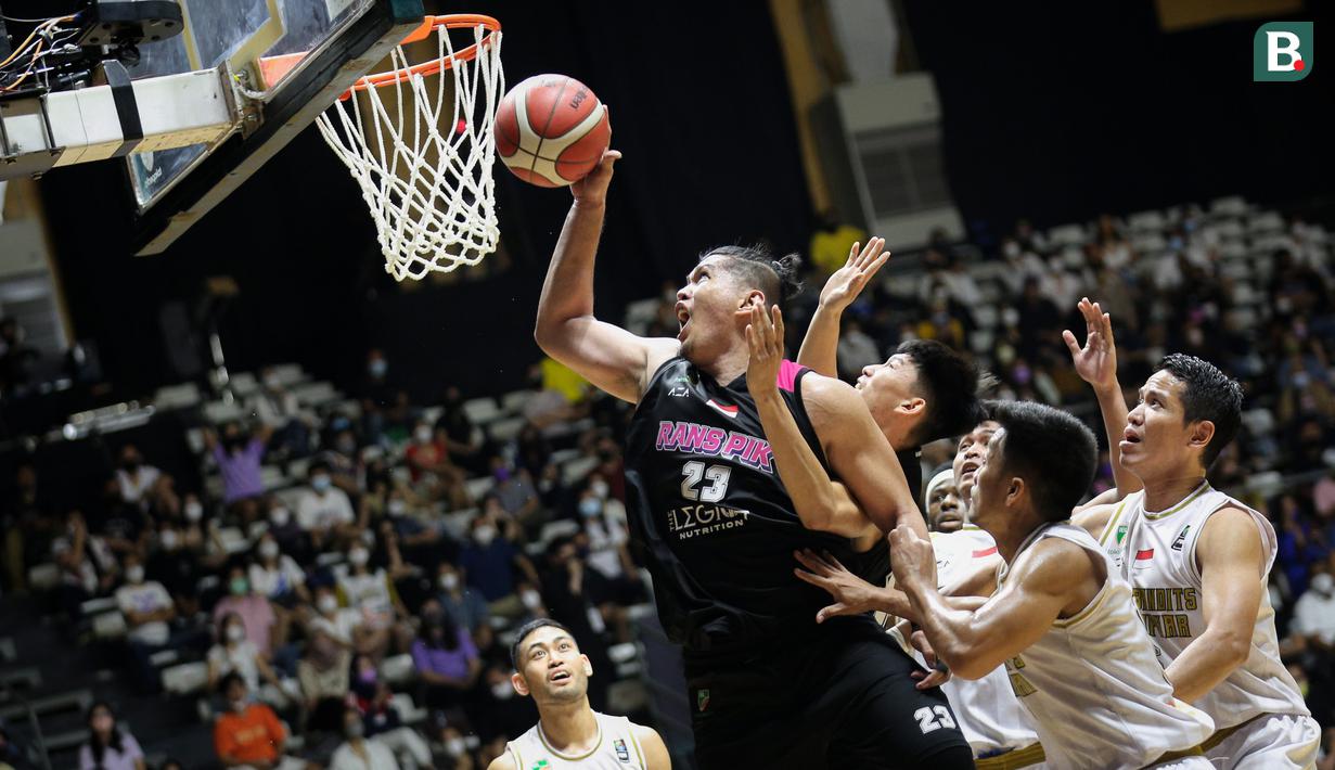Pemain Rans PIK Basketball, V. Wuwungan berusaha memasukkan bola dibayangi pemain West Bandits Combiphar Solo saat laga pekan pertama IBL Tokopedia 2022 di Hall Basket Gelora Bung Karno, Senayan, Sabtu (15/01/2022). (Bola.com/Bagaskara Lazuardi)