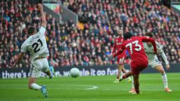 Pemain 17 tahun tersebut juga sukses melesatkan gol pembuka untuk Liverpool pada menit ke-36 melalui tendangan indahnya. (AFP/Andy Buchanan)