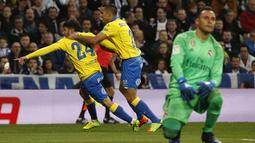 Pemain UD Las Palmas, Pedro Tanausu 'Tana' (kiri) jberhasil membobol gawang Real Madrid pada lanjutan La Liga Spanyol di Santiago Bernabeu stadium, Madrid, (1/3/2017). Madrid bermain imbang 3-3. (EPA/Kiko Huesca)