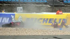 Pembalap Ducati, Jack Miller mengalami selip ban dan terjatuh pada lap 19 dalam MotoGP Portugal di Sirkuit Algarve, Portimao, Minggu (24/4/2022). (AFP/Patricia De Melo Moreira)
